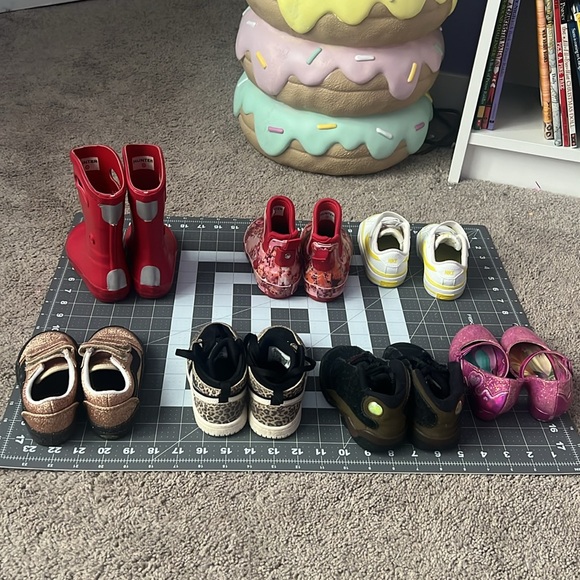 Toddler Girls Shoe Lot Nike, Jordan, Vans, Hunter Sizes 6-7 - Picture 3 of 3
